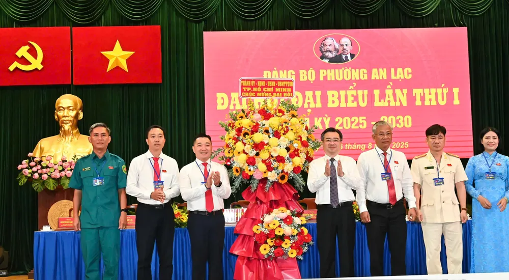 Đồng chí Nguyễn Thanh Nghị tặng hoa chúc mừng đại hội. Ảnh: VIỆT DŨNG z6912350292136_c155c5de9ccd08259a64aed0ed82f6a4.jpg
