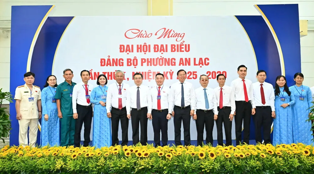 Đồng chí Nguyễn Thanh Nghị cùng các đại biểu dự đại hội. Ảnh: VIỆT DŨNG z6912350292925_7d881fbcf4c64f8f506ee2dc87444e11.jpg