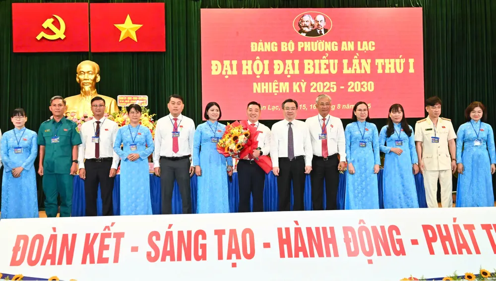 Đồng chí Nguyễn Thanh Nghị chúc mừng Ban Chấp hành Đảng bộ phường An Lạc. Ảnh: VIỆT DŨNG z6912350316531_25413fd135d4246cb67eb0acfd888bff.jpg
