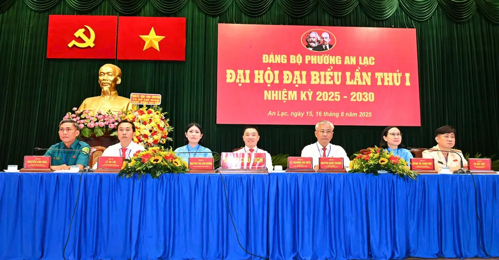 Đoàn Chủ tịch điều hành đại hội. Ảnh: VIỆT DŨNG z6912350356769_1ee0ef53b0619087fcc049747e2b6a96.jpg