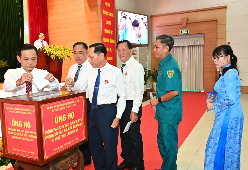 Tại đại hội, các đại biểu đã chung tay ủng hộ đồng bào khu vực miền núi và trung du Bắc bộ, Bắc Trung bộ khắc phục thiệt hại do mưa, lũ. Ảnh: VIỆT DŨNG z6912350368941_b858ad49d8f0737e2c3d9dff07d2a31a.jpg