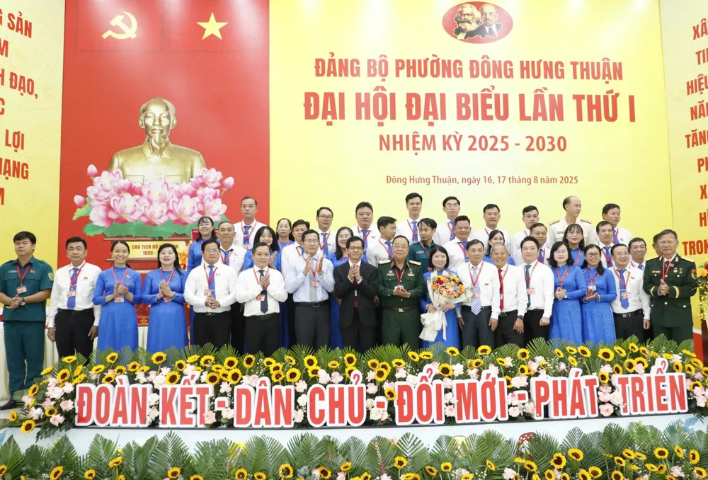Đồng chí Dương Trọng Hiếu chúc mừng Ban Chấp hành Đảng bộ phường Đông Hưng Thuận 0e368520a8e620b879f7.jpg