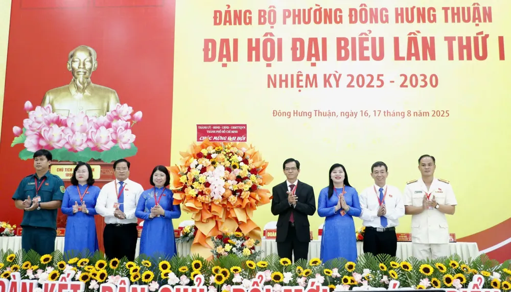 Đồng chí Dương Trọng Hiếu tặng hoa chúc mừng đại hội. Ảnh: NGÔ BÌNH 4798e7c7d001585f0110.jpg