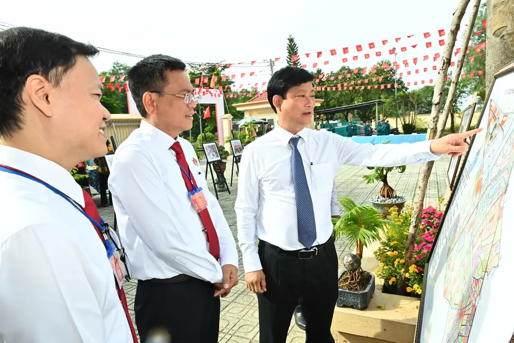 Đồng chí Võ Văn Minh tham quan quy hoạch phát triển xã Xuân Thới Sơn. Ảnh: VIỆT DŨNG 222058379599783668.jpg
