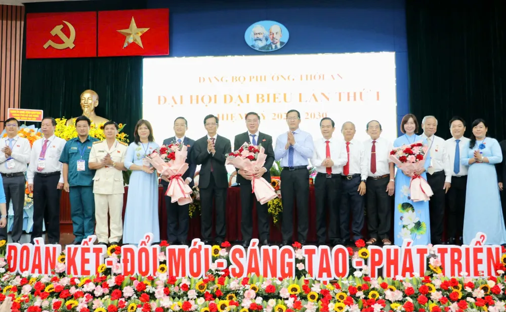 Đồng chí Dương Trọng Hiếu cùng các đại biểu chúc mừng Ban Chấp hành Đảng bộ phường Thới An z6918455976303_3b4b6d1649d839f670322d1f7cc9aa0e.jpg