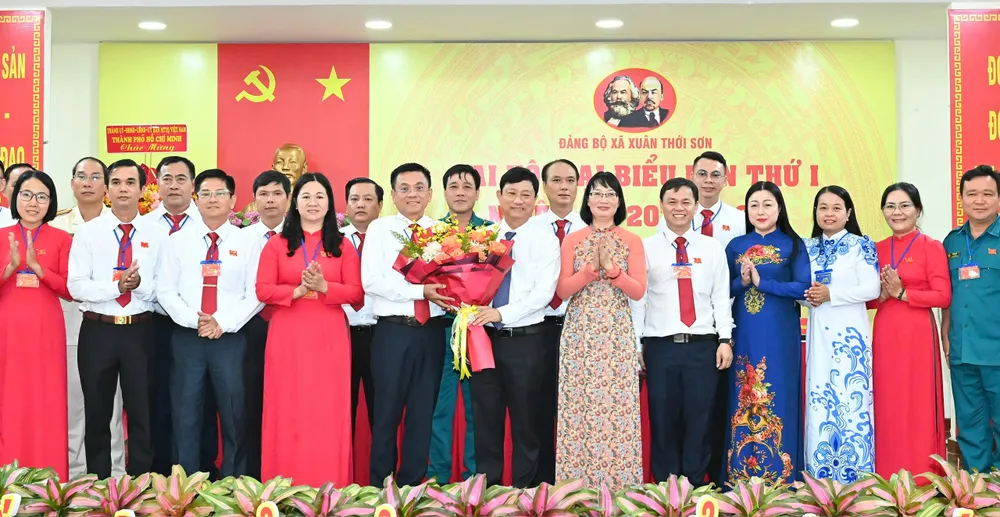 Đồng chí Võ Văn Minh cùng các đại biểu chúc mừng Ban Chấp hành Đảng bộ xã Xuân Thới Sơn. Ảnh: VIỆT DŨNG z6918466786068_48a81c932475f8b2621268e6448c7917.jpg