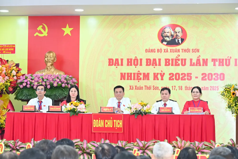Đoàn Chủ tịch điều hành đại hội. Ảnh: VIỆT DŨNG z6918466804400_9b36c4164481d45b29460857733b0169.jpg