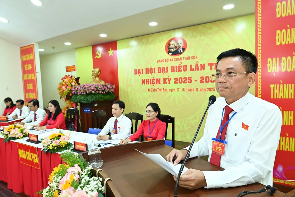 Bí thư Đảng ủy xã Xuân Thới Sơn Nguyễn Văn Tài phát biểu. Ảnh: VIỆT DŨNG z6918466814749_1ab5a9b15d1bcfa9c00a5d3bc148e340.jpg