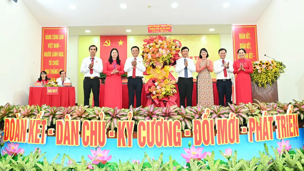 Đồng chí Võ Văn Minh cùng Phó Chủ tịch UBND TPHCM Trần Thị Diệu Thúy tặng hoa chúc mừng đại hội. Ảnh: VIỆT DŨNG z6918466826862_f3e25e2d999fd22d93296da96f4c7a15.jpg