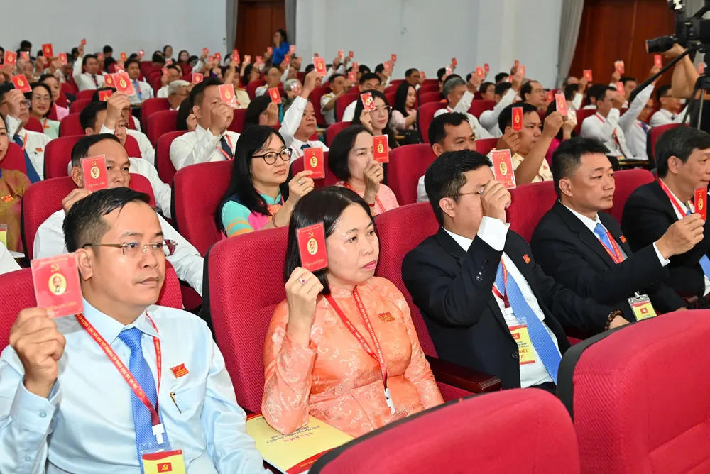 Đại biểu biểu quyết thông qua dự thảo nghị quyết đại hội. Ảnh: VIỆT DŨNG z6922081046677_3d6ffb3dec0e3e9003f61b6b59e07903.jpg