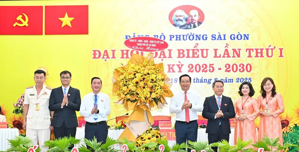 Đồng chí Nguyễn Văn Được và đồng chí Phạm Thành Kiên tặng hoa chúc mừng đại hội. Ảnh: VIỆT DŨNG