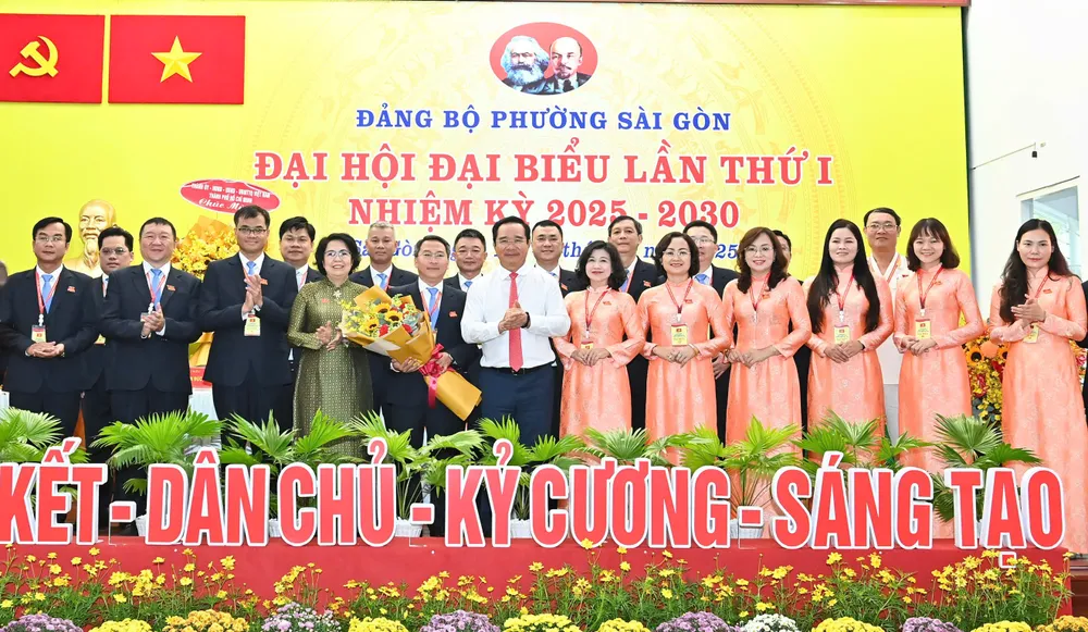 Đồng chí Nguyễn Văn Được cùng đại biểu chúc mừng Ban Chấp hành Đảng bộ phường Sài Gòn. Ảnh: VIỆT DŨNG z6922081086070_62d1838fbbf66e61d3c71b0bb4b5698e.jpg