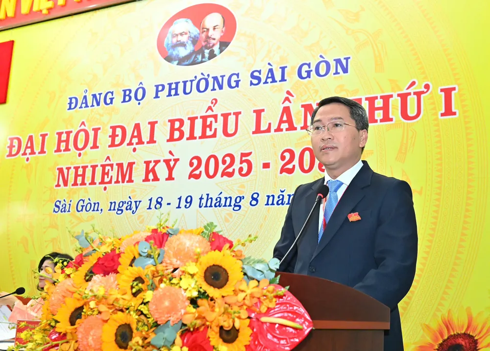 Bí thư Đảng ủy phường Sài Gòn Nguyễn Tấn Phát phát biểu. Ảnh: VIỆT DŨNG z6922081096219_61242bd43cdf0fc10e1318959160000b.jpg