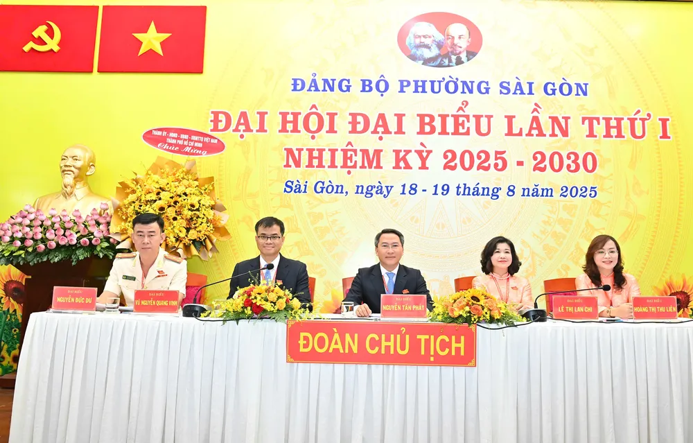 Đoàn Chủ tịch điều hành đại hội. Ảnh: VIỆT DŨNG z6922081103368_a14a2328b612bfac7e5e801e4c07e2d1.jpg