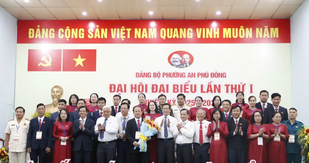 Đồng chí Dương Trọng Hiếu cùng đại biểu chúc mừng Ban Chấp hành Đảng bộ phường An Phú Đông z6923162637182_86e2e43ec92a708c0f89ef3a591378d0.jpg