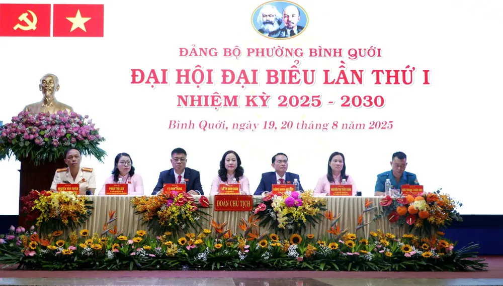 Đoàn Chủ tịch điều hành đại hội z6925634534660_ca30354eba3f0be763edd1289f1eec76.jpg