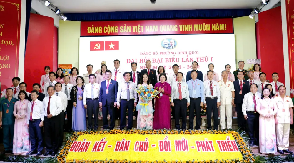 Đồng chí Văn Thị Bạch Tuyết cùng các đại biểu chúc mừng Ban Chấp hành Đảng bộ phường Bình Quới z6925634566804_a24cd1c2039125bafac106c9cbbc103f.jpg