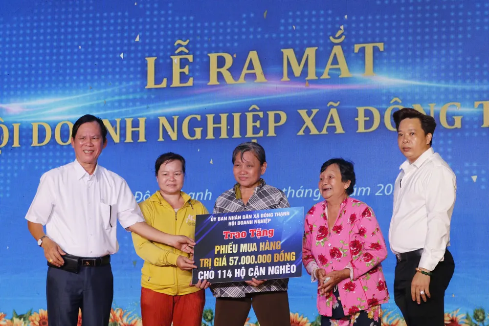 Hội Doanh nghiệp xã Đông Thạnh trao tặng phiếu mua hàng đến 114 hộ cận nghèo z6927506273448_f871b70bb5176683f4e30ef414037175.jpg