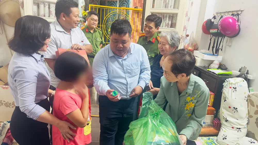 Los líderes del barrio de Tan Dinh entregaron el certificado de nacimiento y la beca al bebé T. 2418ddfcca0e42501b1f.jpg