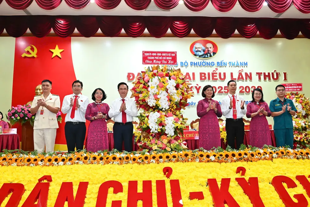 Đồng chí Đặng Minh Thông tặng hoa chúc mừng đại hội. Ảnh: VIỆT DŨNG 1a.jpg