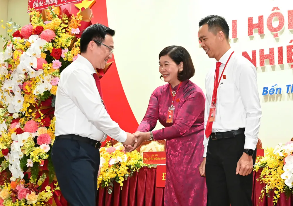 Đồng chí Đặng Minh Thông trao đổi cùng Bí thư Đảng ủy phường Bến Thành Hoàng Thị Tố Nga tại đại hội. Ảnh: VIỆT DŨNG 5.jpg
