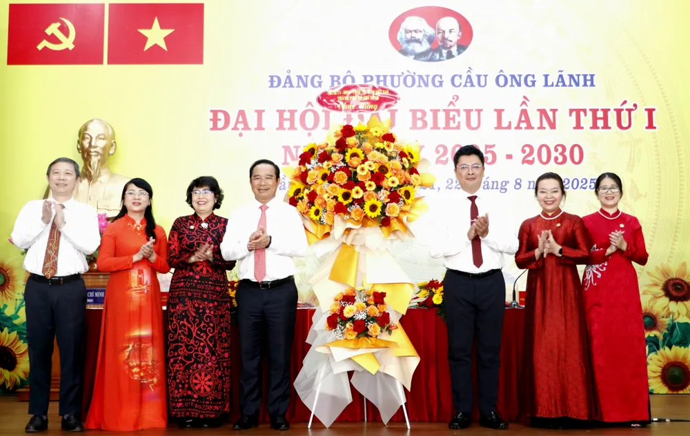 Đồng chí Nguyễn Văn Được và đồng chí Dương Anh Đức tặng hoa chúc mừng đại hội. Ảnh: NGÔ BÌNH _MG_0736.JPG