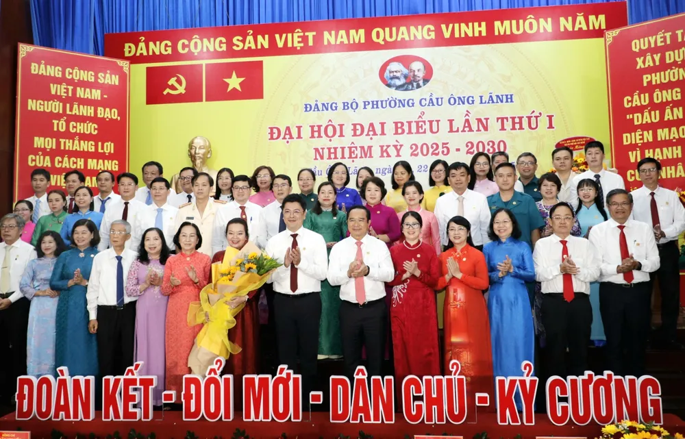 Đồng chí Nguyễn Văn Được cùng đại biểu chúc mừng Ban Chấp hành Đảng bộ phường Cầu Ông Lãnh nhiệm kỳ 2025-2030. Ảnh: NGÔ BÌNH _MG_0819.JPG