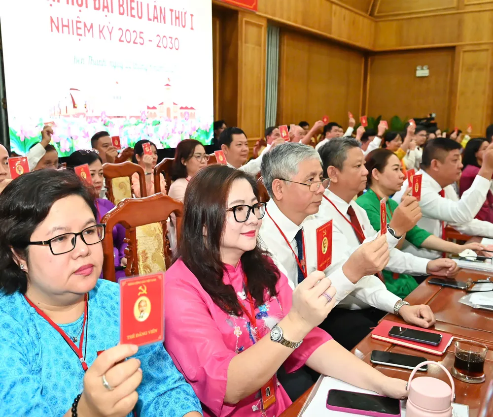 Đại biểu biểu quyết thông qua dự thảo nghị quyết đại hội. Ảnh: VIỆT DŨNG z6932522673733_37e2776ed872cc6790a49b0373285527.jpg