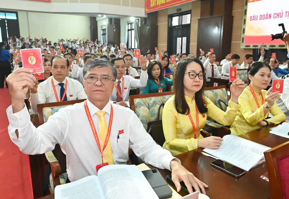 Đại biểu biểu quyết thông qua chương trình đại hội. Ảnh: VIỆT DŨNG f5e441b03d25b57bec34.jpg