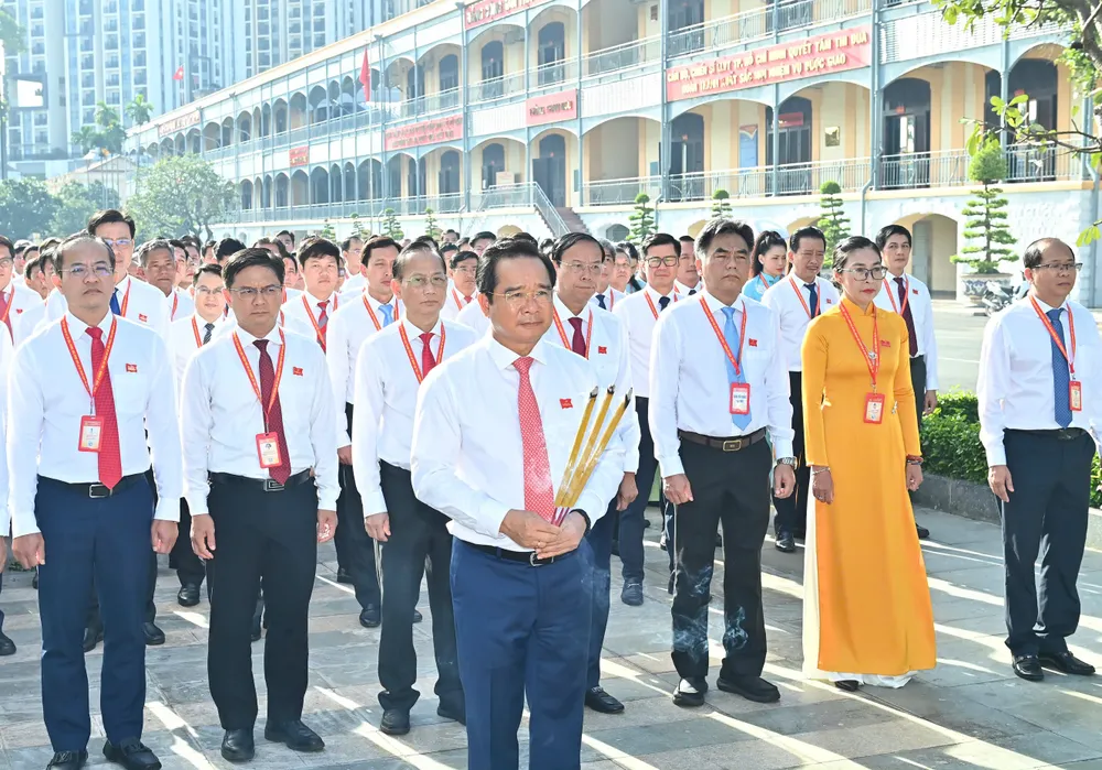 Đồng chí Nguyễn Văn Được cùng các đại biểu dâng hương Chủ tịch Hồ Chí Minh. Ảnh: VIỆT DŨNG z6935494545899_e98bfef0fde2820dc6f6856cce17aea3.jpg