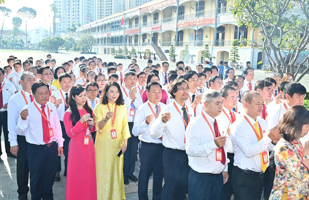 Các đại biểu dâng hương Chủ tịch Hồ Chí Minh z6935494566625_c11c3b6b150b28fc56f5ae173d9be5ba.jpg