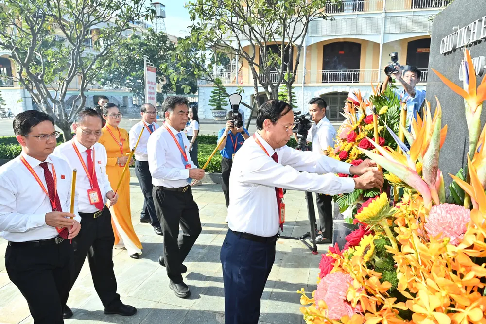 Các đại biểu dâng hương Chủ tịch Hồ Chí Minh. Ảnh: VIỆT DŨNG z6935494571408_59995023d7b248fee2c6161e17aa366b.jpg