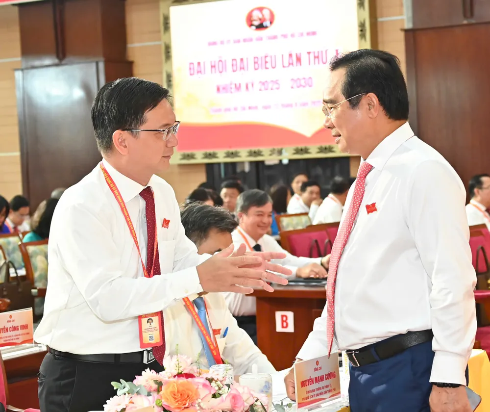 Đồng chí Nguyễn Văn Được trao đổi cùng đồng chí Nguyễn Mạnh Cường tại đại hội. Ảnh: VIỆT DŨNG z6935494594448_9ecbcff4a19491c400ab3b016b66257f.jpg