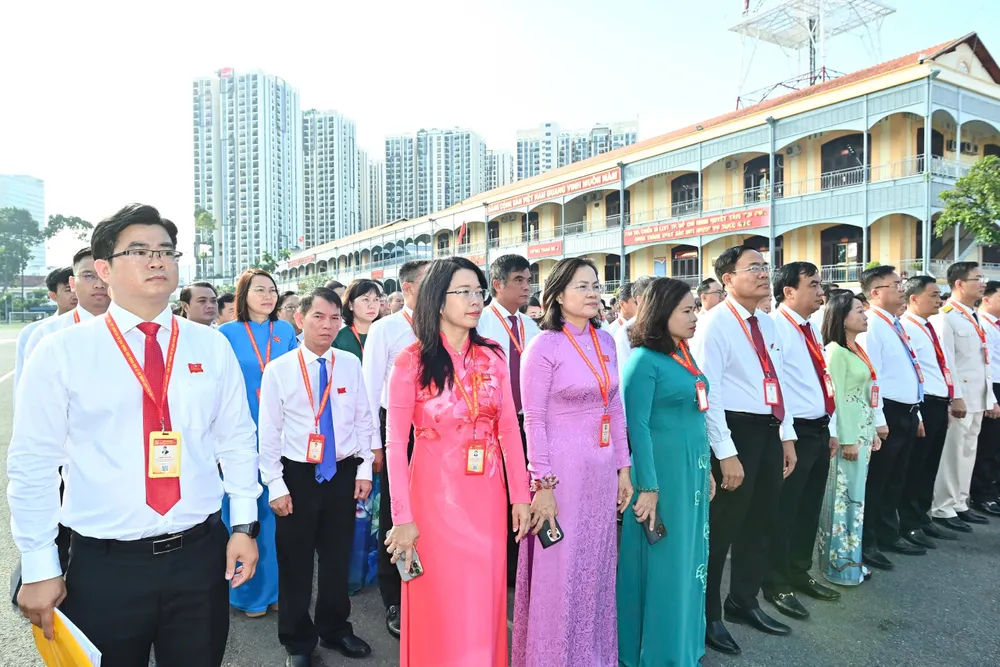 Các đại biểu dâng hoa, dâng hương Chủ tịch Hồ Chí Minh. Ảnh: VIỆT DŨNG z6935494601425_728583a135cbe9aee6816fab6f5e45b0.jpg
