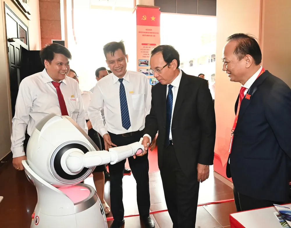 Đồng chí Nguyễn Văn Nên cùng các đại biểu tham quan gian trưng bày sản phẩm công nghệ z6936670277396_c11e0628f1d9cc99a339e189d6c0f68a.jpg
