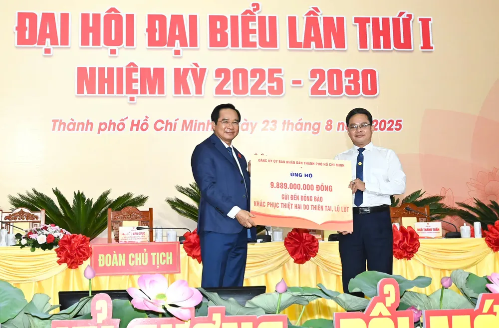 Đồng chí Nguyễn Văn Được trao bảng tượng trưng số tiền hơn 9,8 tỷ đồng do các đại biểu dự đại hội cùng các cơ quan, đơn vị thuộc Đảng bộ UBND TPHCM ủng hộ đồng bào khắc phục thiệt hại do thiên tai. Ảnh: VIỆT DŨNG z6936670295775_5a9d5223b81ef22f358ceb90f81f5371.jpg