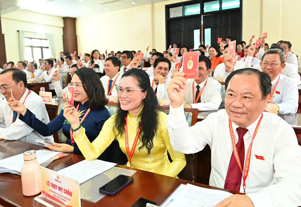 Các đại biểu biểu quyết tại đại hội. Ảnh: VIỆT DŨNG z6936670344671_72985c570cfc3057873aee243af554de.jpg