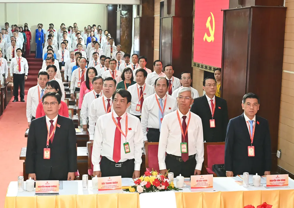 Đại biểu thực hiện nghi thức chào cờ z6936670393200_5a639f5029f3d34733aff8b16566b911.jpg