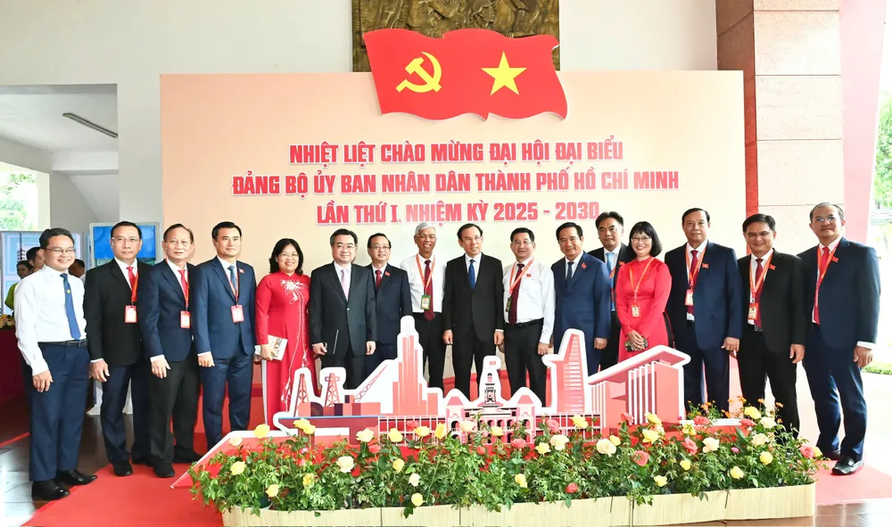 Đồng chí Nguyễn Văn Nên cùng đại biểu chụp hình lưu niệm z6936670401323_137c620f4e95816de35298e37d22a511.jpg