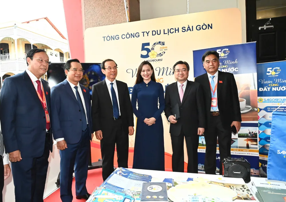 Lãnh đạo TPHCM tham quan gian trưng bày sản phẩm du lịch z6936670406593_66eb0b6547ce3fe15181031a2dba112f.jpg