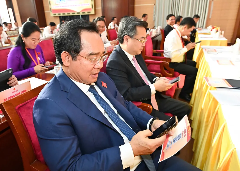 Các đại biểu quét mã QR đóng góp ủng hộ đồng bào khắc phục thiệt hại do thiên tai z6936670407798_c639f05d7db0f04dad2f48fbb0d39ef9.jpg