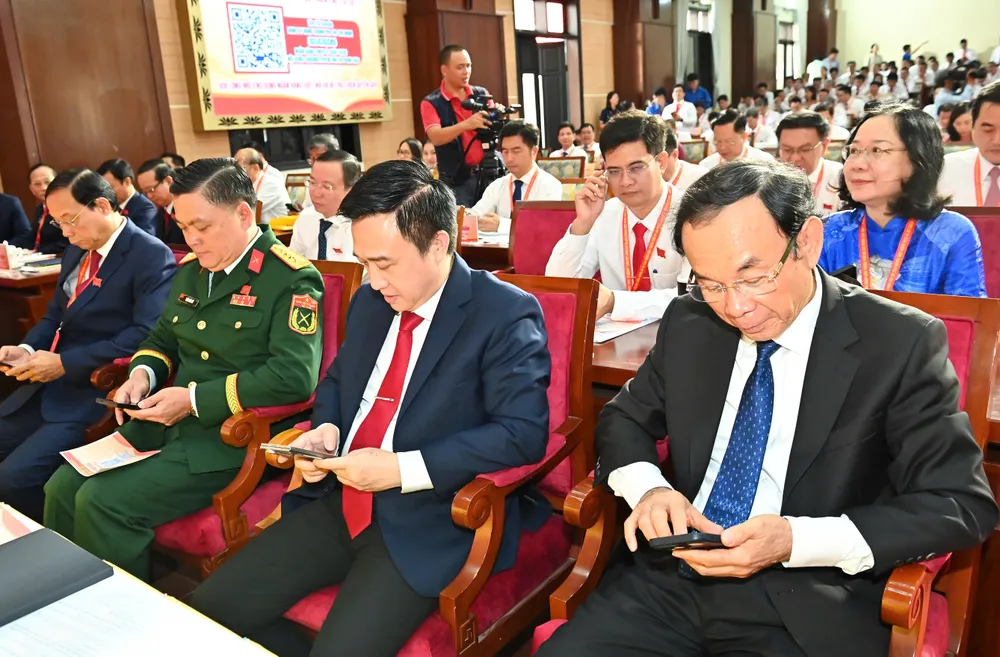 Các đại biểu quét mã QR đóng góp ủng hộ đồng bào khắc phục thiệt hại do thiên tai z6936670424402_ad738c13c9a3ef1649d16b1a42461c96.jpg