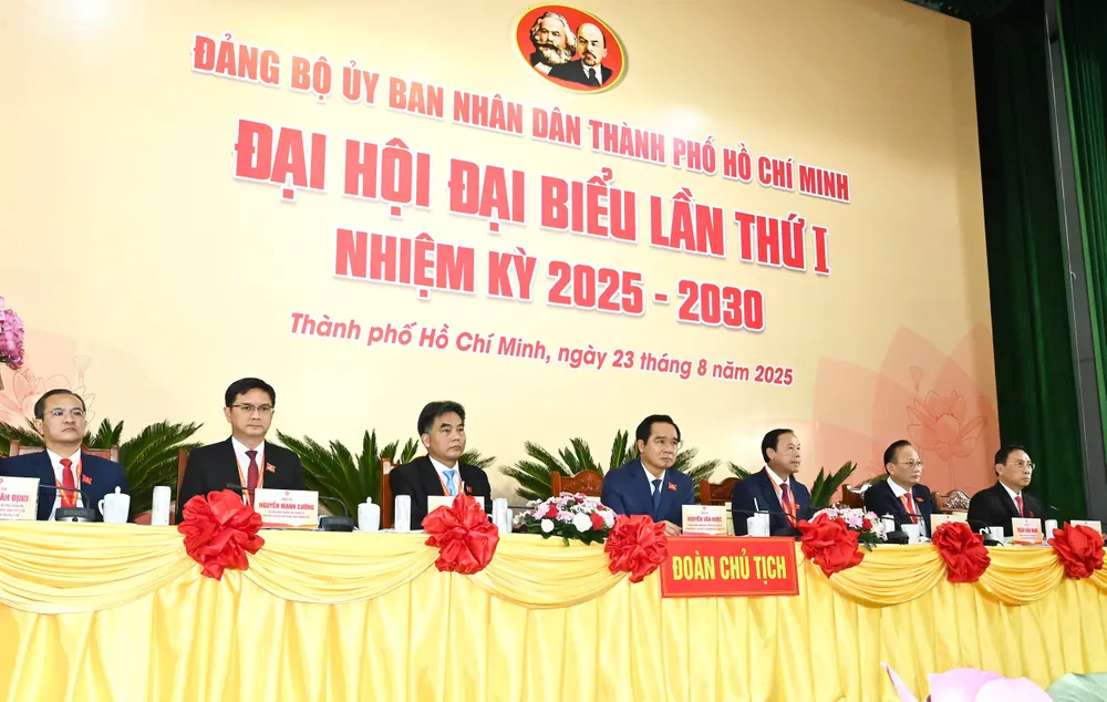 Đoàn Chủ tịch điều hành đại hội. Ảnh: VIỆT DŨNG z6936983541489_3efcfe46a60aa585c5e15b97e1b8a0ba.jpg