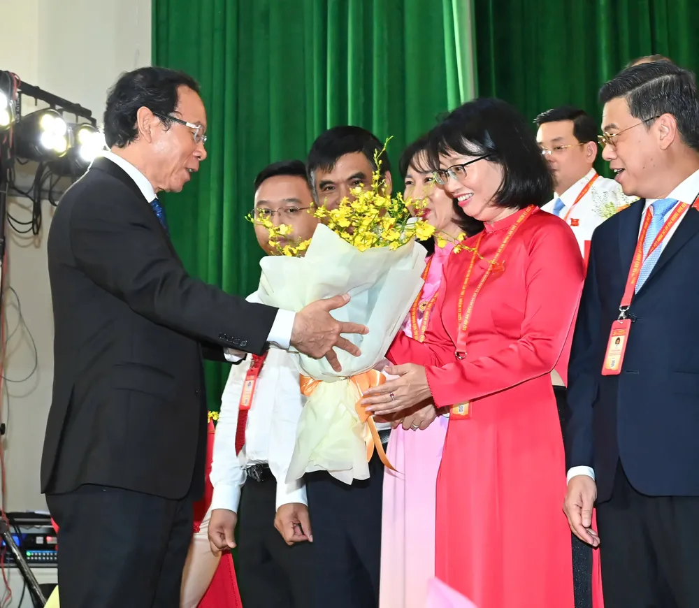 Đồng chí Nguyễn Văn Nên chúc mừng các đồng chí tham gia Ban Chấp hành Đảng bộ UBND TPHCM nhiệm kỳ 2025-2030. Ảnh: VIỆT DŨNG z6937106665874_41b1b7981e6591f3f49a26305c6482b4.jpg