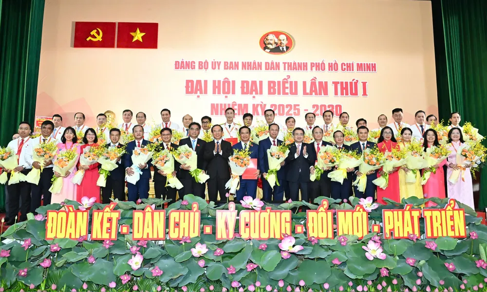 Bí thư Thành ủy TPHCM Nguyễn Văn Nên chúc mừng Ban Chấp hành Đảng bộ UBND TPHCM nhiệm kỳ 2025-2030. Ảnh: VIỆT DŨNG