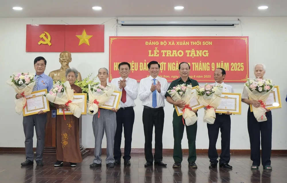 Đồng chí Trần Văn Tuấn cùng Bí thư Đảng bộ xã Xuân Thới Sơn Nguyễn Văn Tài trao Huy hiệu Đảng đến đảng viên xã Xuân Thới Sơn 536270833_122122756058935609_7577163932109618655_n.jpg