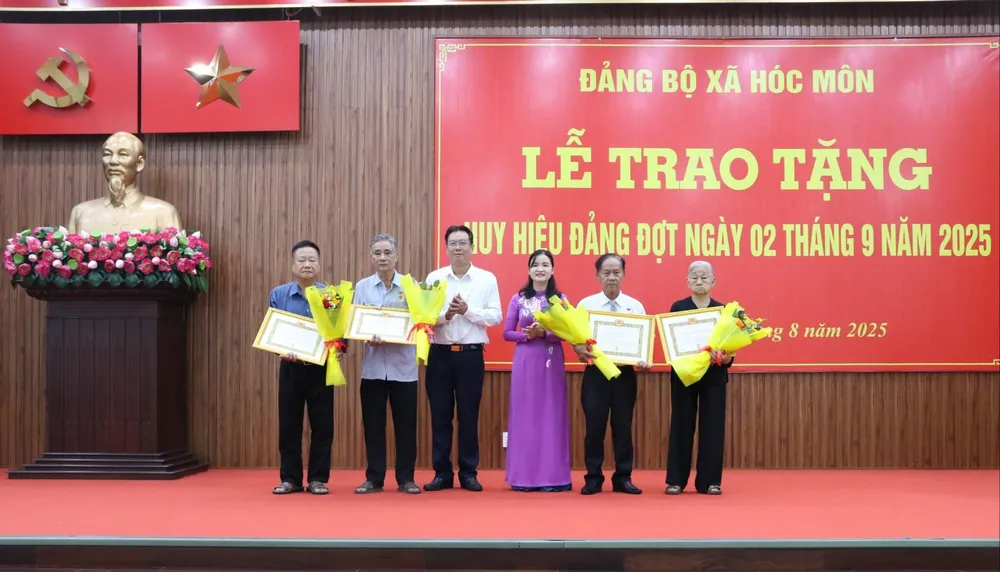 Bí thư Đảng ủy xã Hóc Môn Lê Thị Ngọc Thanh trao Huy hiệu Đảng đến đảng viên cao tuổi Đảng 538589091_1081940500814067_1227548780323780363_n.jpg