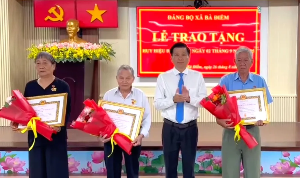 Đồng chí Trần Văn Tuấn trao Huy hiệu Đảng đến đảng viên xã Bà Điểm Screen Shot 2025-08-26 at 16.44.44.png