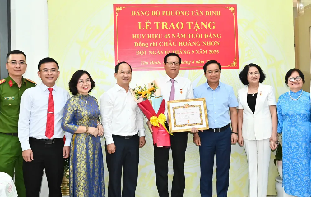 Đồng chí Nguyễn Văn Được cùng các đại biểu và gia đình chúc mừng đồng chí Châu Hoàng Nhơn. Ảnh: VIỆT DŨNG z6946248596531_f5257d994cd3c62eeb0f94b71ff40573.jpg