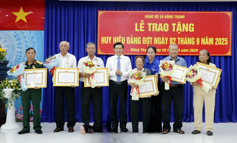 Đồng chí Trần Văn Tuấn trao Huy hiệu Đảng đến đảng viên xã Đông Thạnh z6946877125396_9a03c0a074fe35b584d01ac76aa05207.jpg
